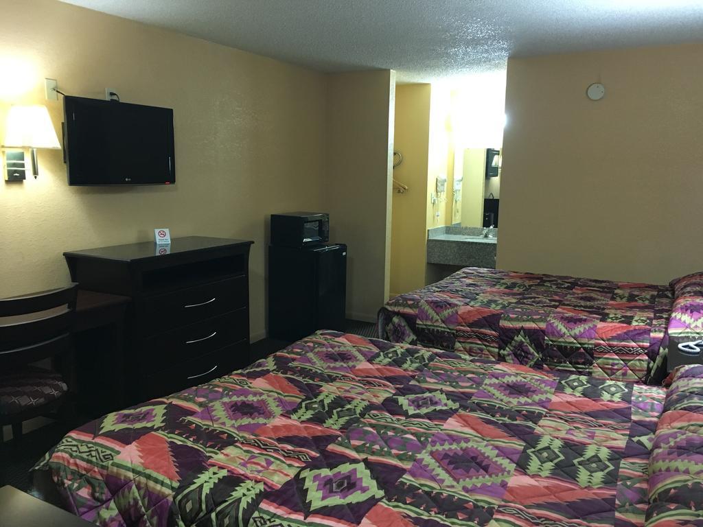 Redwood Inn - White Hall Екстер'єр фото