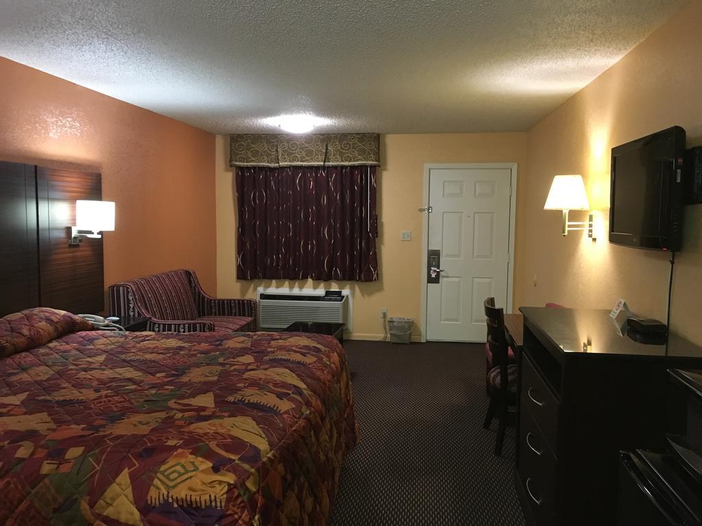 Redwood Inn - White Hall Екстер'єр фото