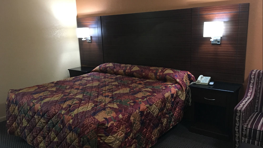 Redwood Inn - White Hall Екстер'єр фото