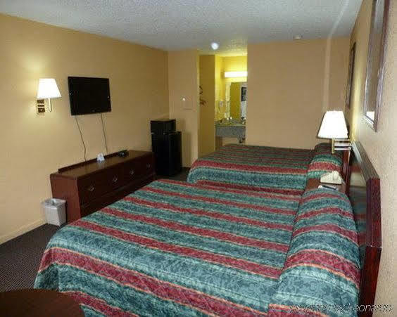 Redwood Inn - White Hall Екстер'єр фото